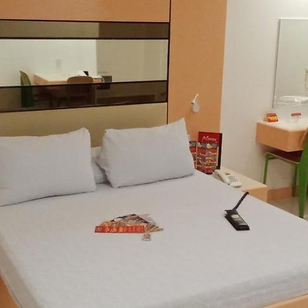 Hotel Sogo Buendia Pasay Exteriör bild