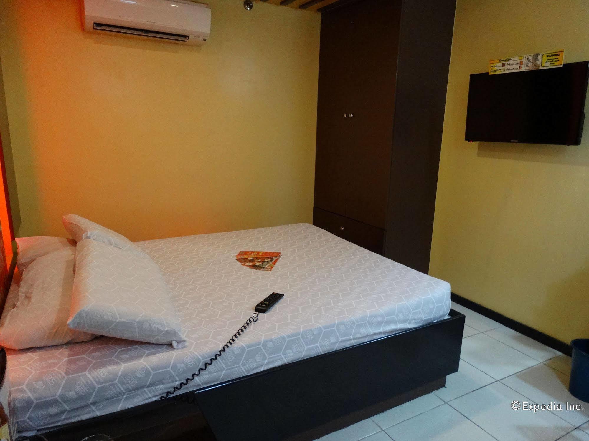 Hotel Sogo Buendia Pasay Exteriör bild